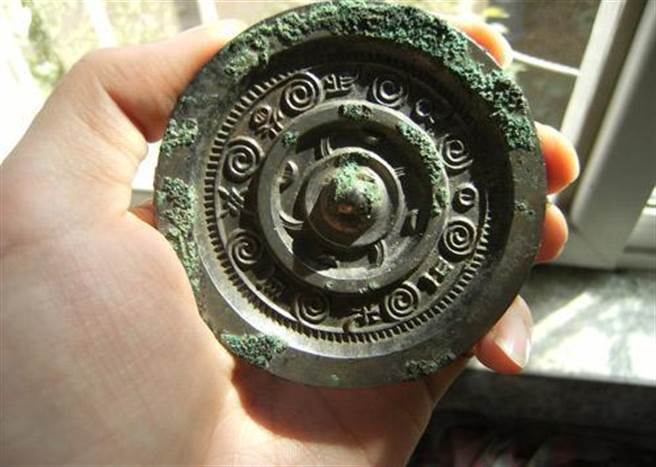 古镜的“透光”现象，是由于热处理过程中，相对应的凹凸不平而发生的。