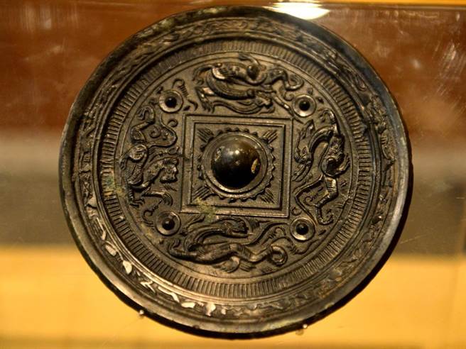 在两千多年前，古代人就已懂得用热处理方法，使铜镜表面发生凹凸变化。