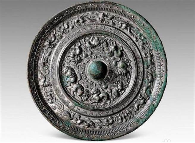 这也充分说明当时的冶炼、浇铸、淬火技术，已达到相当纯熟和高超的程度。