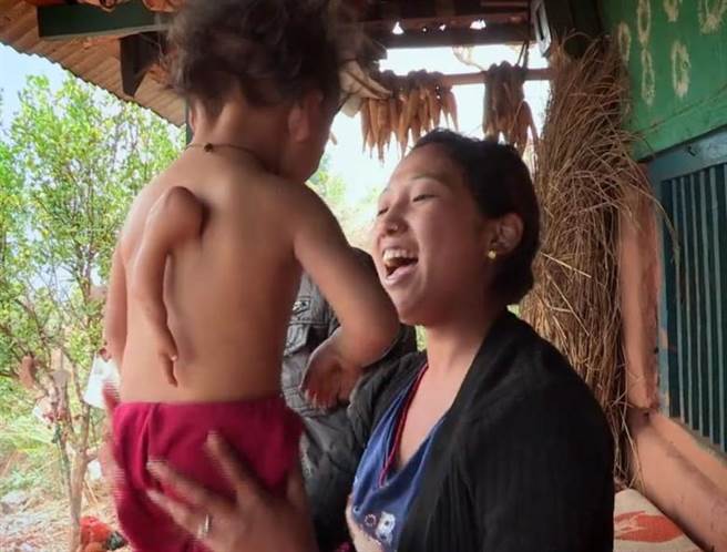 阿鲁姆(左)背部的手影响他入睡。 阿鲁姆(左)背部的手影响他入睡。