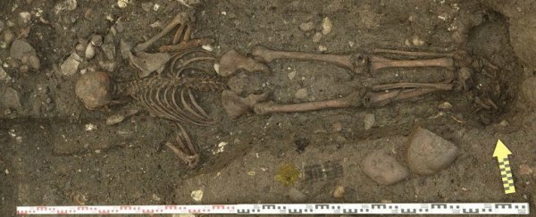 屁股朝上的神秘尸骨究竟是谁？