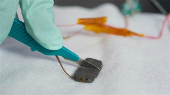 研究制造出能在半干燥状态下自愈的新材料。图片来源:geek.com