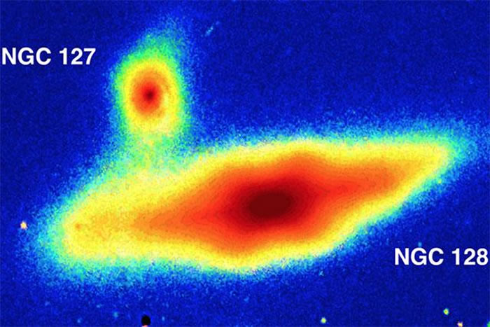 利用哈勃太空望远镜和斯隆数字巡天的数据，研究人员意识到，他们正在研究的其中两个星系NGC-128和NGC-2549都相当异常