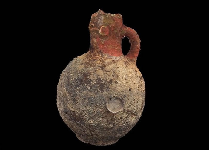 古船内有不少器皿。