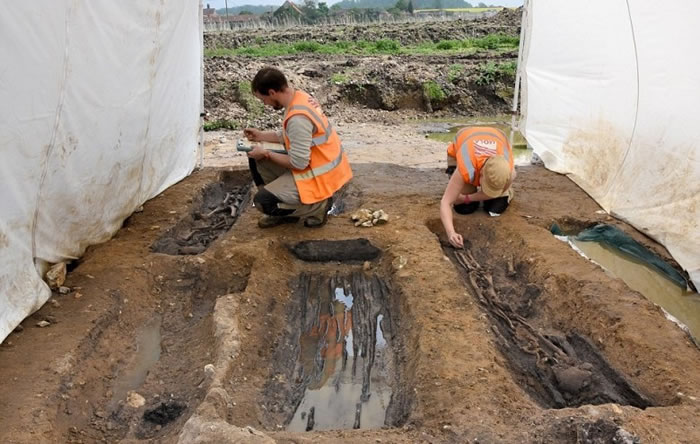 考古人员在场挖掘。