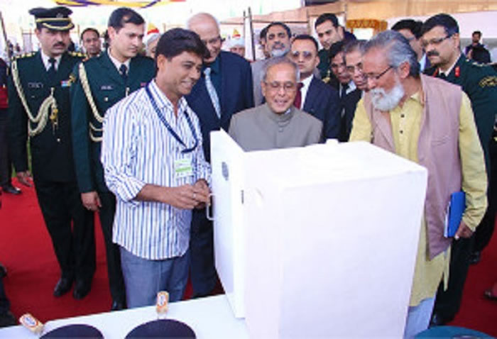 马苏克巴亥(左3)惊地震启发,开始发明不插电冰箱。