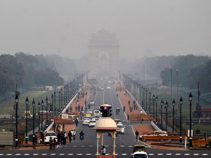 雾霾垄罩了新德里著名的地标──印度门(India Gate)。 PHOTOGRAPH BY ALTAF QADRI, AP