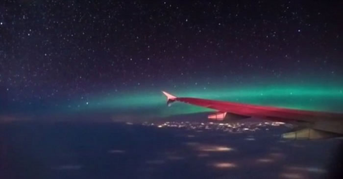 飞机乘客遇奇景 加拿大上空看北极光