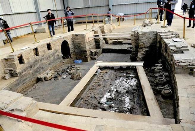 两间小小的墓室中，不断清理出大量的珍贵随葬品。