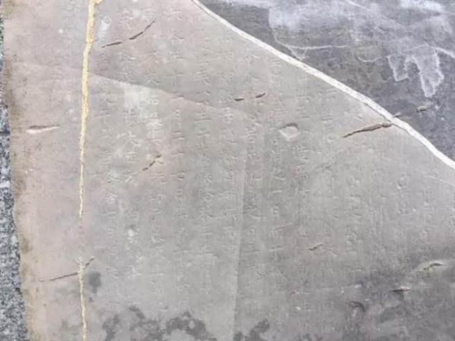 通过辨认碑文上的字迹，墓主很可能是一名僧人。