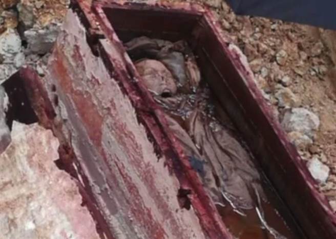 墓主的尸身几乎没有腐烂，脸部轮廓清晰，仍可见五官和牙齿。