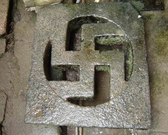 船屋随处可见佛教“卍”字，是该会的暗号。