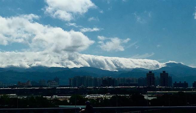 三峡惊现巨大云瀑 美得像一幅画！