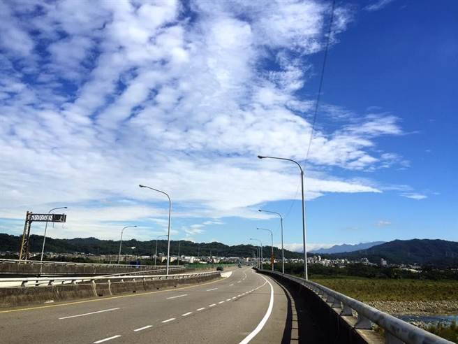 三峡惊现巨大云瀑 美得像一幅画！