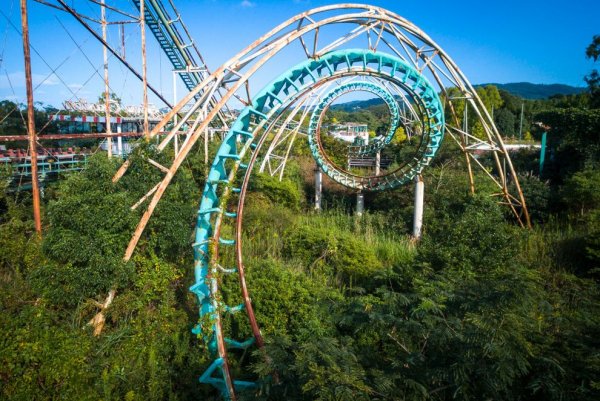 往昔之美:古老废弃建筑的航拍作品