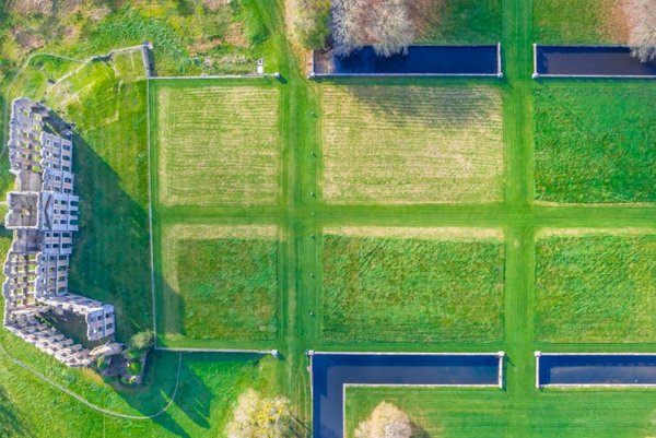 往昔之美:古老废弃建筑的航拍作品