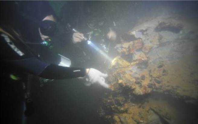 古代浸猪笼私刑！考古学家在水底下发现十多具遗骨。