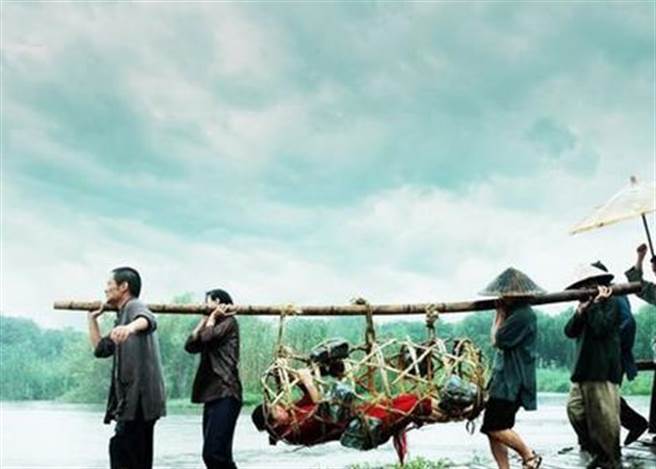 浸猪笼，又称沉塘，是古代社会的一种私刑惩罚。