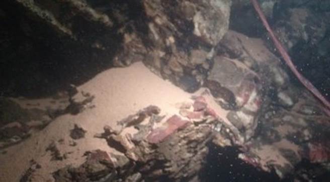 专家在水深46公尺处，发现了10多具被铁炼锁颈捆手的人体骸骨。