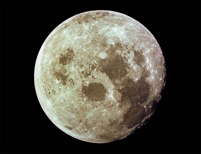 阴谋论者认为，月球是外星生物研究地球的最佳管道。 