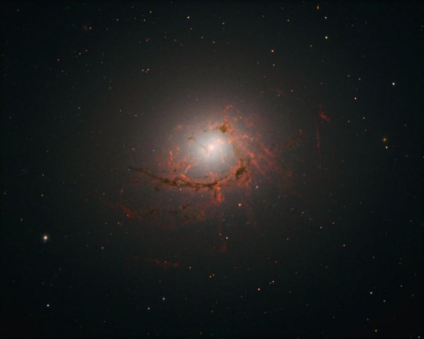 超大质量黑洞在这个星系玩起了触手play