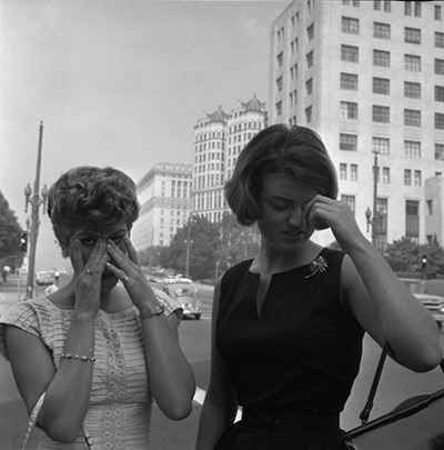 女孩在洛杉矶雾霾中揉着眼睛(上世纪60年代)