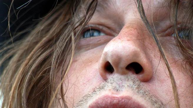 鼻中隔是将左右鼻孔分开的一个软薄组织，能够分隔左右鼻腔，使气流经过鼻腔时更加顺畅。