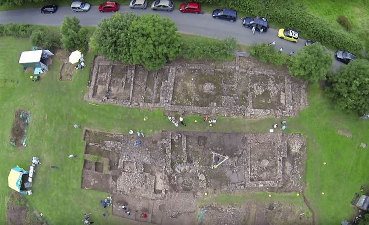 经过12年不眠不休地挖掘后，终于有了收获，在大面积挖掘下，让他们挖出了一座庄园主的住宅，而这也是一座13世纪的城镇遗迹。