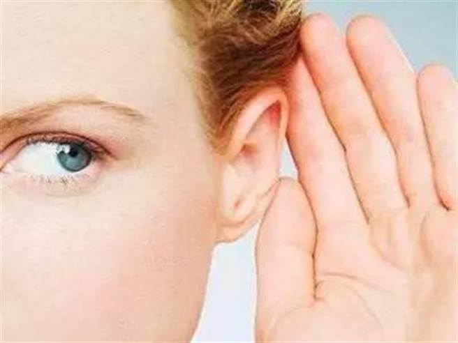 当人遇到声刺激时，听小骨会产生相应的微小振动，但自己说话的声音总是听起来很响亮