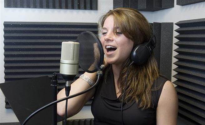 人们认为知道自己声音听起来的样子，当发现声音听起来不一样时就会导致不适应