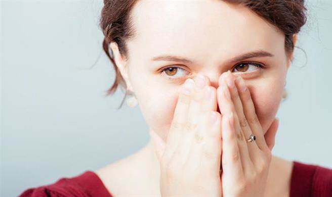 脸红是交感神经系统的产物，神经系统还能控制肾上腺素的分泌