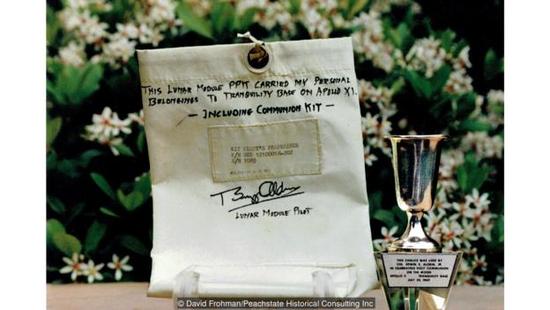 图注：奥尔德林的圣餐杯回到了地球上