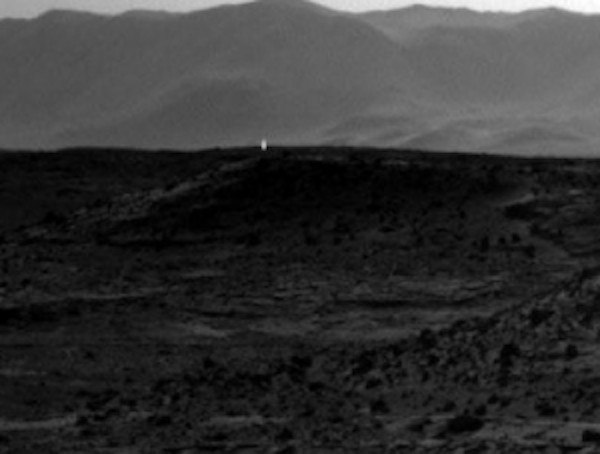 18張讓你困惑到“腦漿從耳朵流出來”的無法解釋照片。#17 會瞬間移動的女子!