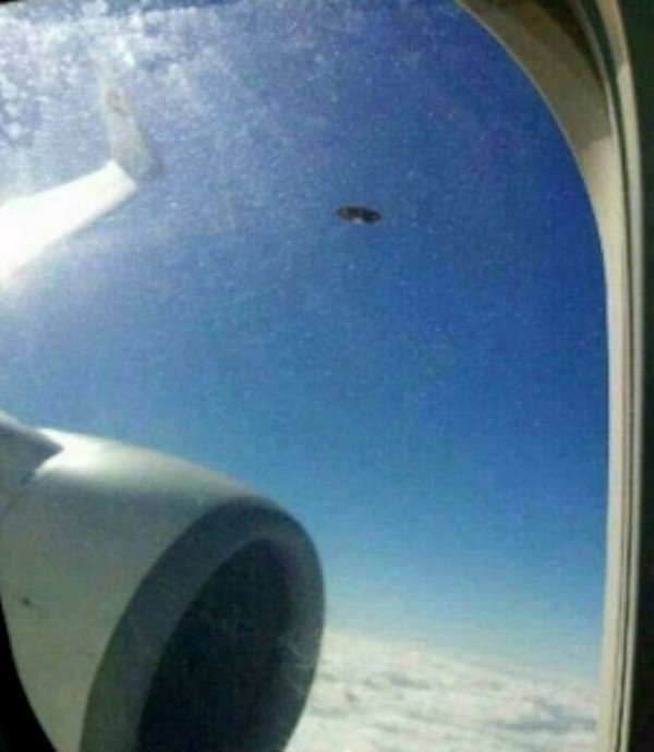 18張讓你困惑到“腦漿從耳朵流出來”的無法解釋照片。#17 會瞬間移動的女子!