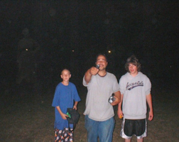 18張讓你困惑到“腦漿從耳朵流出來”的無法解釋照片。#17 會瞬間移動的女子!