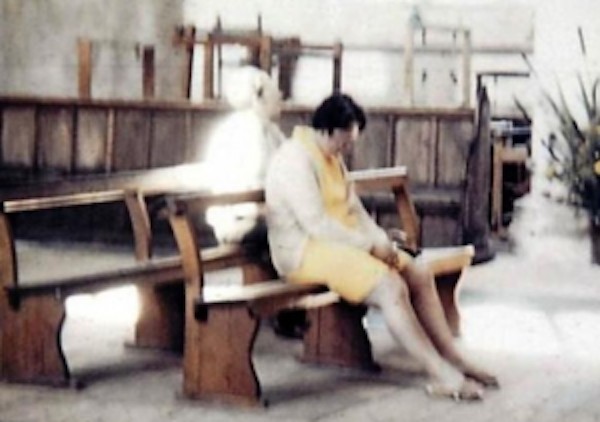 18張讓你困惑到“腦漿從耳朵流出來”的無法解釋照片。#17 會瞬間移動的女子!