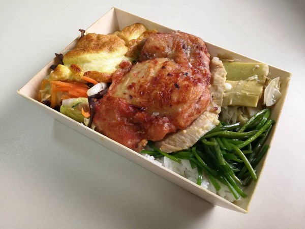 台铁便当又推新菜色，“客家红曲鸡腿排”每日限量贩售。（图／台铁提供）